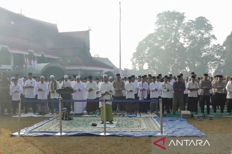 Bupati Kobar Ajak Warga Shalat Istisqa di Halaman Kantor Pemkab, Karhutla Kian Meluas dan Gangguan Kesehatan Mulai Terasa