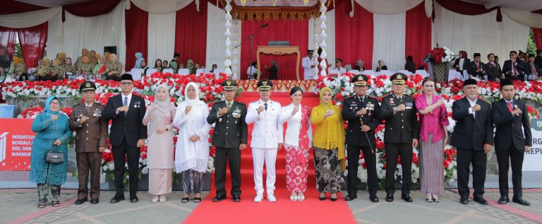 Wakil Wali Kota Kotamobagu Rendy Mangkat Pimpin Penurunan Sang Merah Putih di Alun-alun Boki Hontinimbang