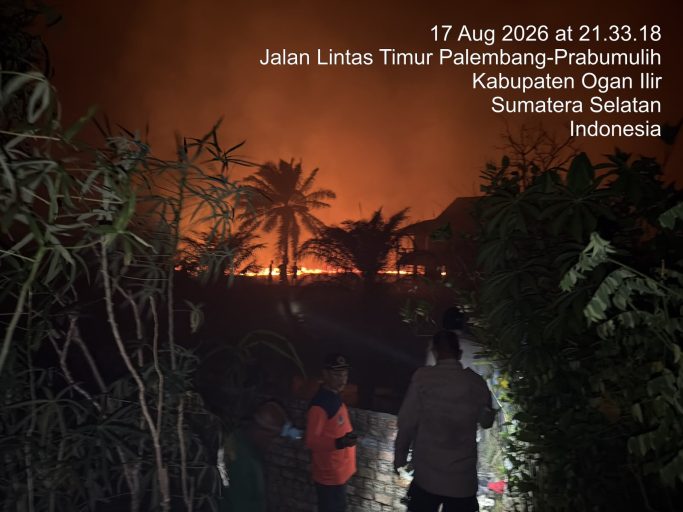 Karhutla di Ogan Ilir Mendekati Permukiman Warga, Personel Ops Aman Nusa II Polda Sumsel Berjibaku Padamkan Api di Jalan Bypass Indralaya