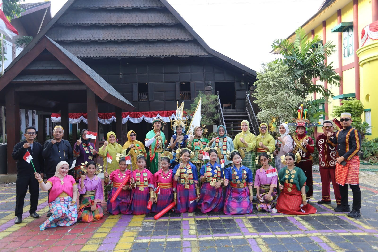 Pawai Budaya Nusantara di TMII: Dentuman Rawana Mandar Iringi Kontingen Sulbar Angkat Tradisi Metindor