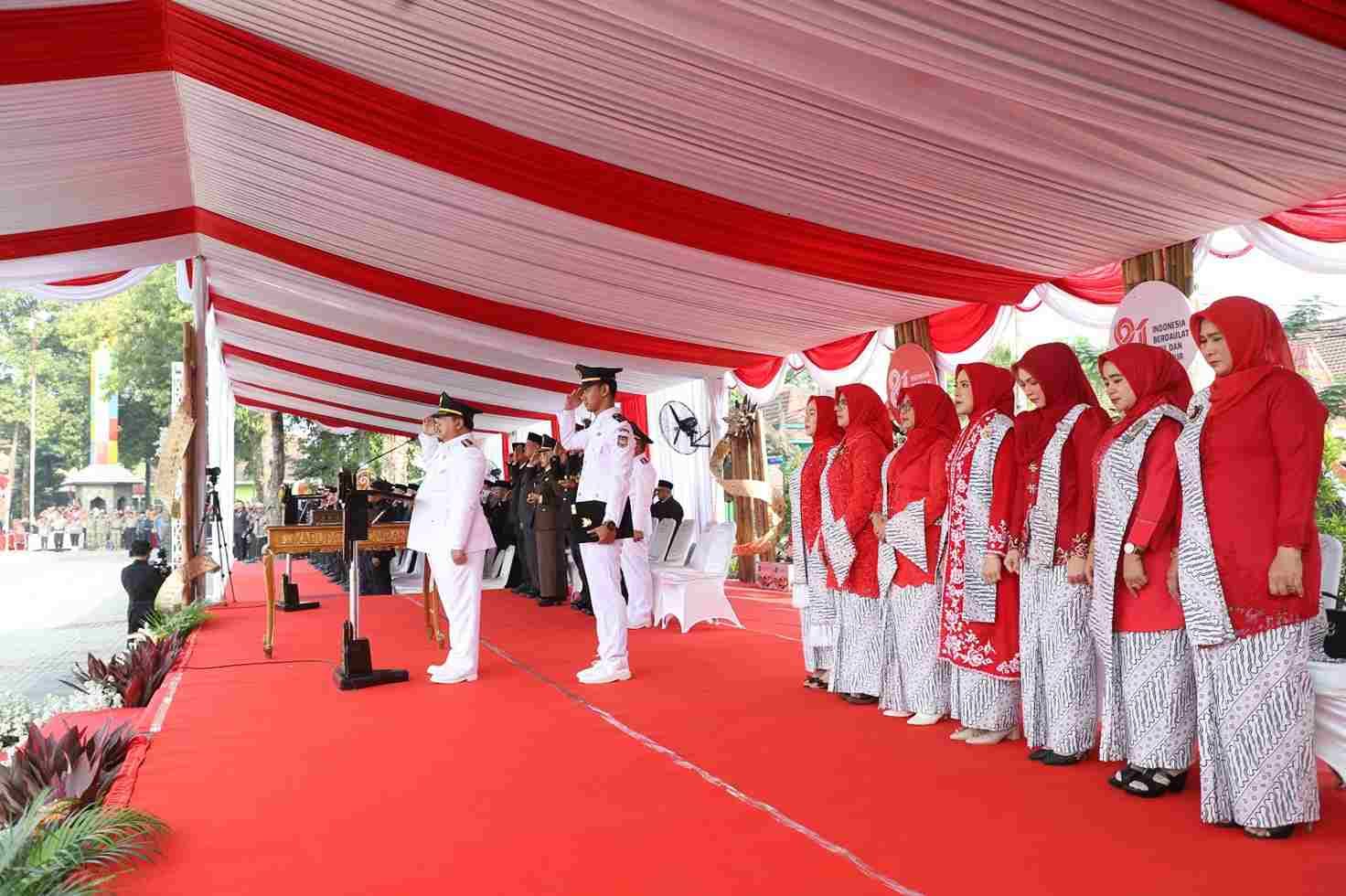 Paskibraka Jombang Tampilkan Formasi Bintang di HUT ke-81 RI, Bupati Warsubi Serahkan Remisi untuk 200 Warga Binaan