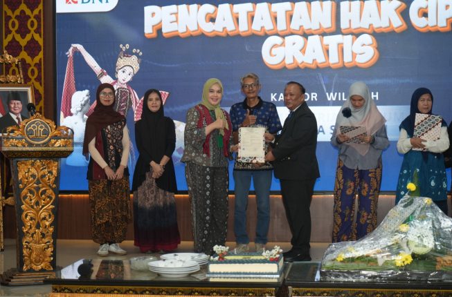 Kanwil Kemenkum Sumsel Bagikan 25 Sertifikat Hak Cipta Gratis ke Perajin Wastra di Palembang, Motif Songket hingga Jumputan Terlindungi