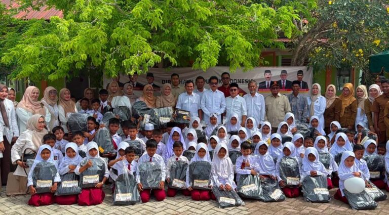Gerindra Aceh Bagikan Perlengkapan Sekolah ke Siswa di Alue Naga, Fadhlullah: Orang Tua Mereka Mayoritas Nelayan