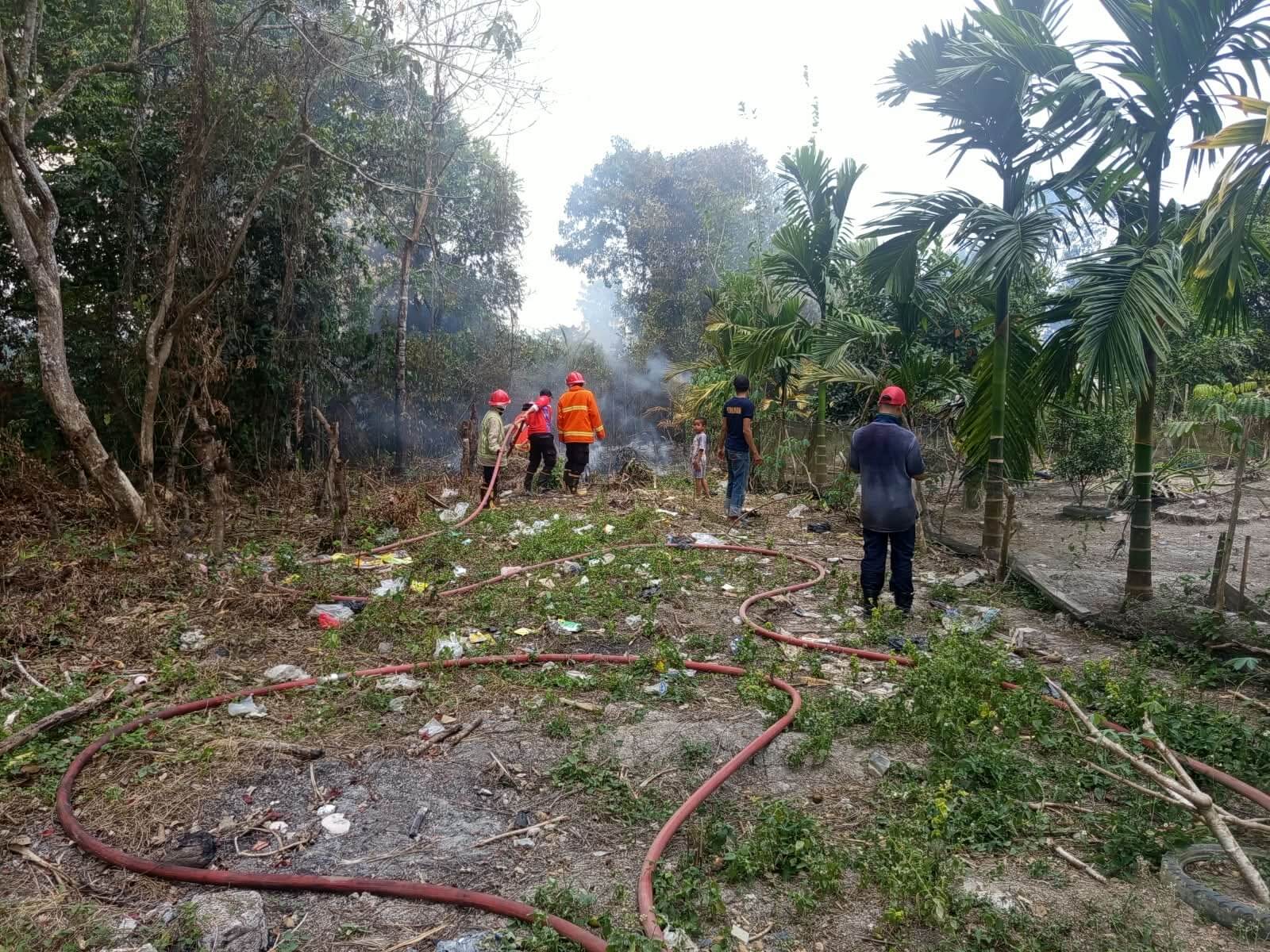 Damkar Muaro Jambi Padamkan Kebakaran Lahan Dekat Permukiman Warga Sengeti, 4.000 Liter Air Dikerahkan