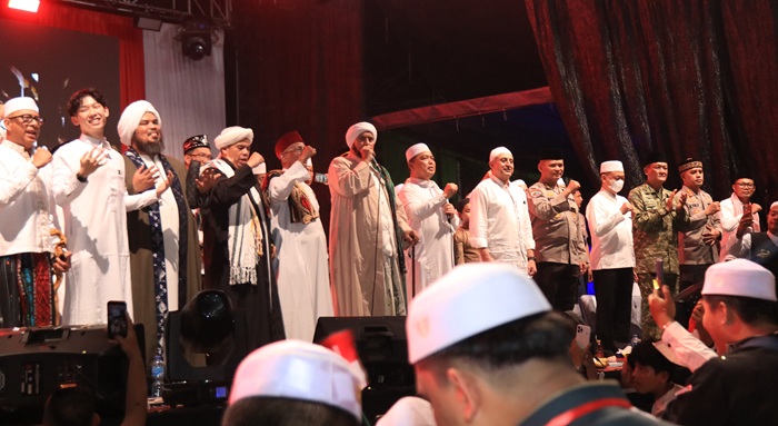 Ribuan Jamaah Padati Jalan Gajah Mada Pontianak untuk Kalbar Bersholawat Merah Putih Bersama Habib Syech Assegaf