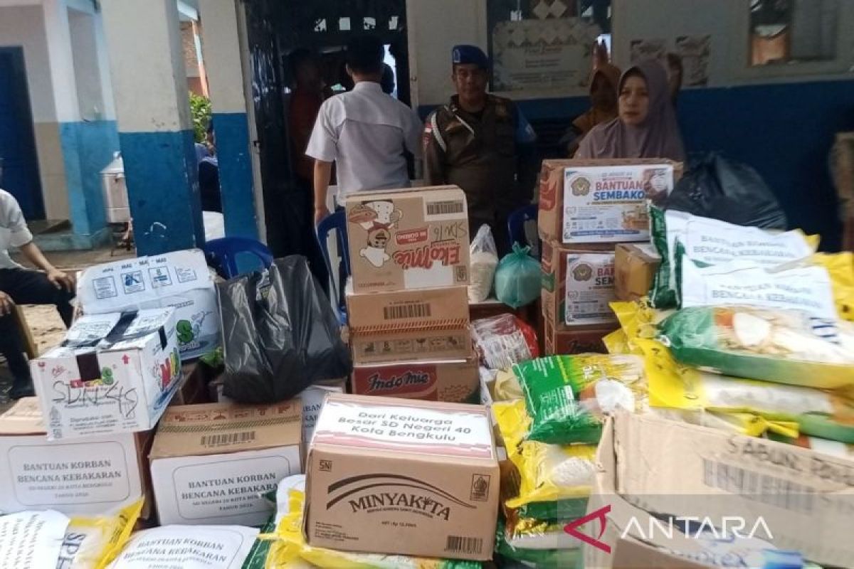 Pemkot Bengkulu Salurkan Bantuan Perlengkapan Sekolah untuk 24 Rumah Korban Kebakaran di Kelurahan Pengantungan