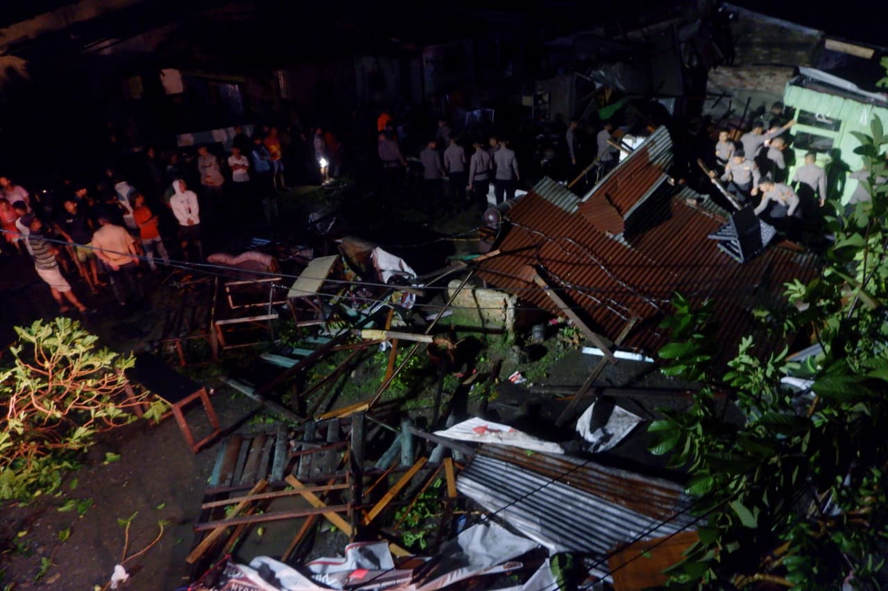Angin Puting Beliung Terjang Medan Johor, Puluhan Rumah Rusak dan Satu Kontainer Terbang Hantam Rumah Warga