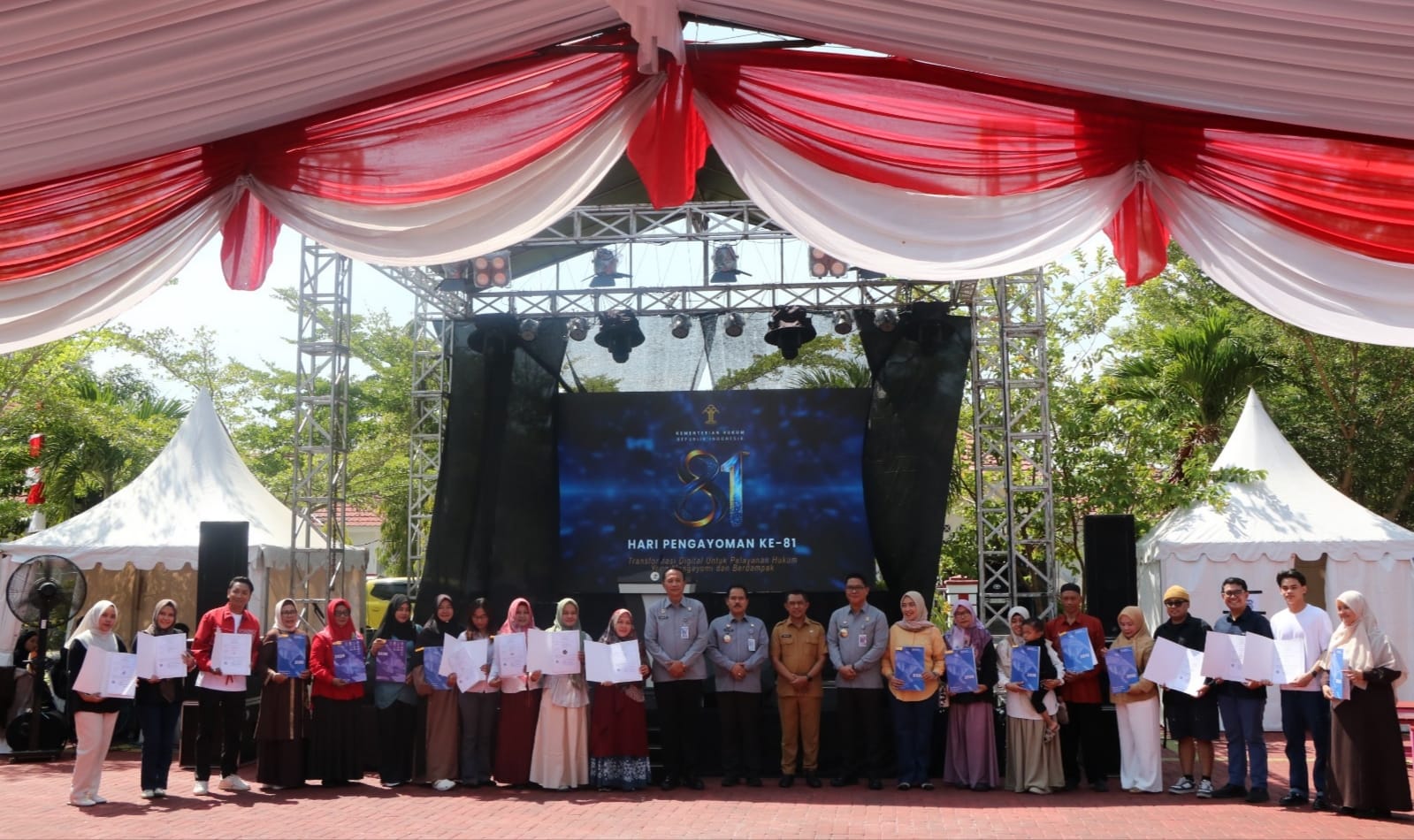 Hari Pengayoman ke-81, Kemenkum Gorontalo Serahkan Sertifikat Merek ke 20 Pelaku UMKM dan Buka Loket Pelayanan Publik