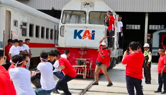 Bukan Tarik Tambang Biasa, Karyawan KAI Sumbar Adu Kekuatan Pindahkan Lokomotif 42 Ton