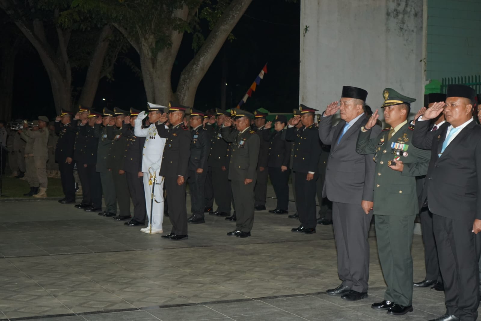 Bupati Asahan Taufik Zainal Abidin Pimpin Malam Renungan Suci di Taman Makam Pahlawan Kisaran, Ajak Generasi Muda Jaga Semangat Juang