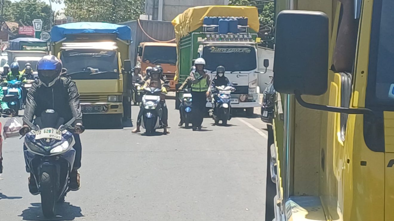 Antrean Truk dan Mobil di SPBU Daya Makassar Mengular Sampai Jalan Utama, Polsek Biringkanaya Terjun ke Lokasi