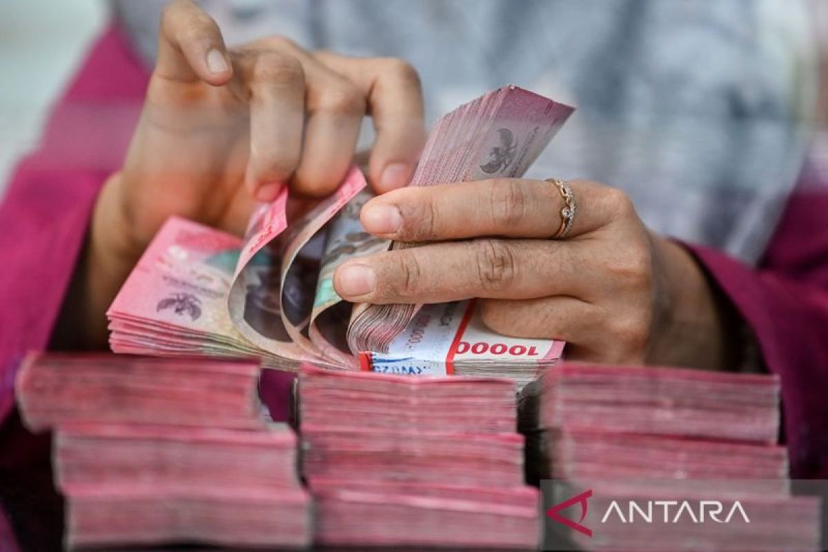 Rupiah Menguat Tipis 2 Poin ke Rp17.860 per Dolar AS, Pelaku Pasar Menanti Hasil RDG BI