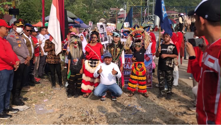 Pawai Karnaval HUT RI ke-81 di Lebong Dipadati Ribuan Warga, Ketua DPRD Carles Ronsen Pilih Jalan Kaki Akibat Macet