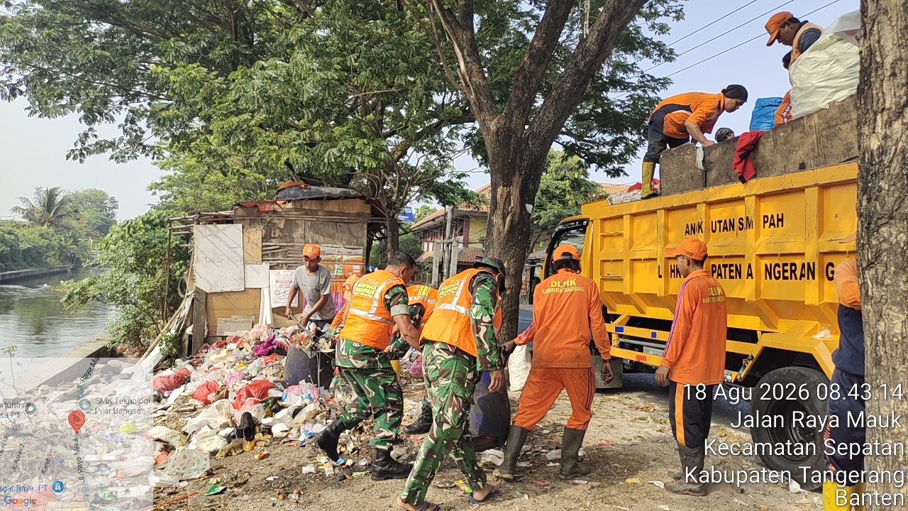 Satgas Sampah Kodim 0510/Tigaraksa Bersihkan Tumpukan Sampah di Jalan Raya Mauk Sepatan, Danramil Ingatkan Warga Soal Tanggung Jawab Bersama