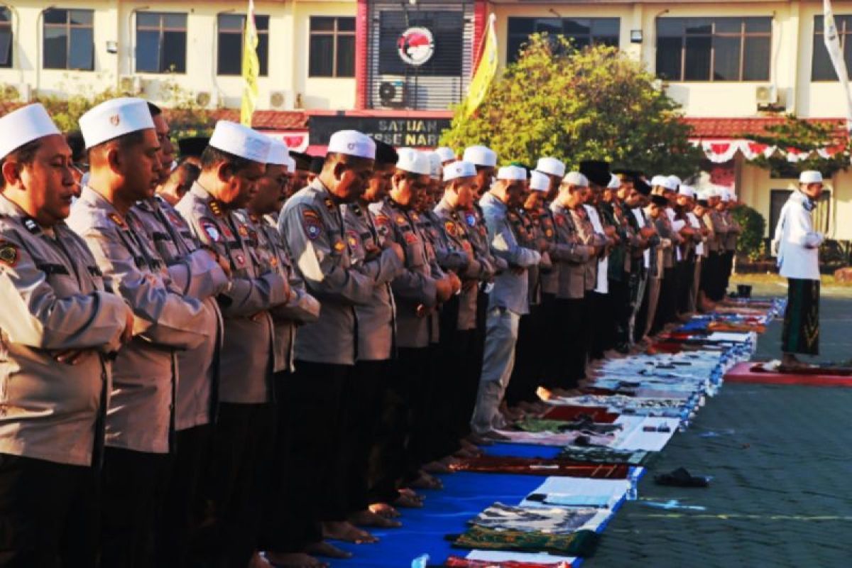 Polresta Banjarmasin Gelar Sholat Istisqa dan Perkuat Patroli Karhutla, Bantu Distribusi Air Bersih ke Wilayah Terdampak Kekeringan