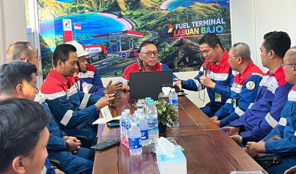 Gempa NTT Putus Jalur Darat, Pertamina Kirim 11 Truk Tangki BBM Lewat Laut ke Labuan Bajo
