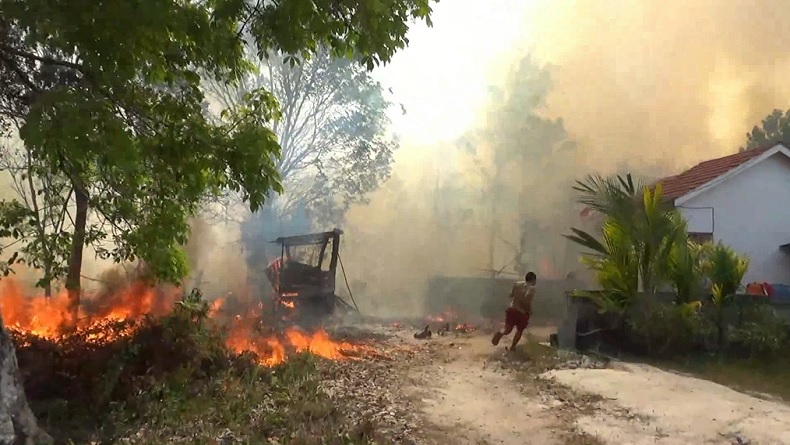 19 Titik Api Muncul Sehari di Palangka Raya, Petugas Kejar Padamkan Karhutla Dekat Permukiman