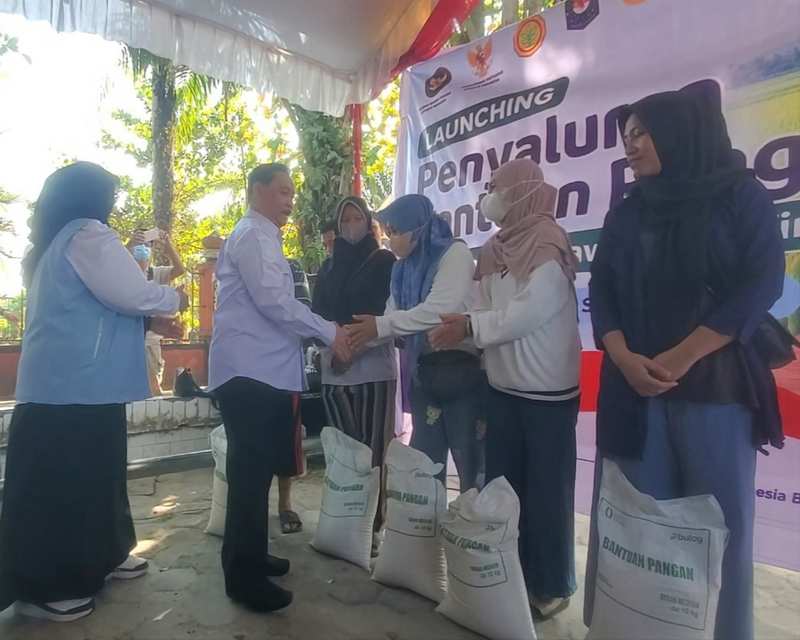 Bupati Kotim Halikinnor Salurkan Bantuan Pangan 30 Kilogram Beras untuk 3 Bulan di Sampit, Dirangkai Gerakan Pangan Murah