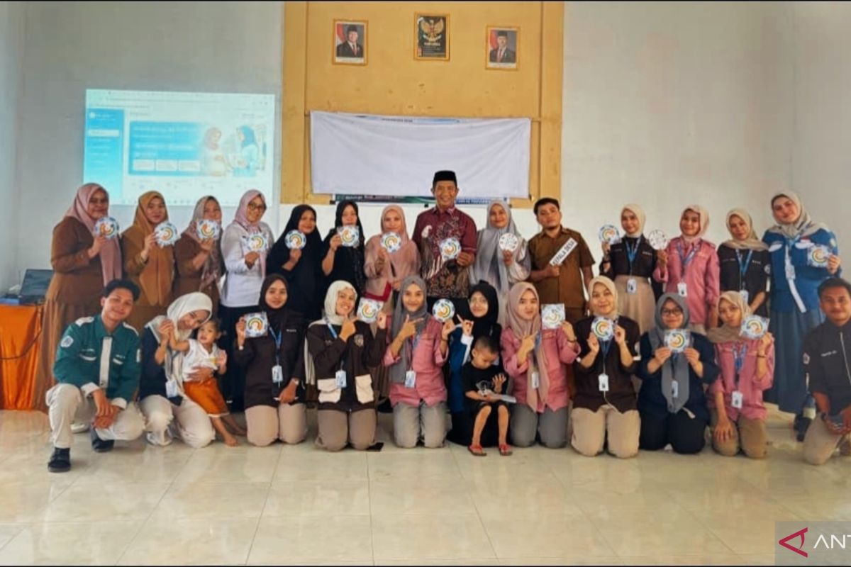 Mahasiswa KKN Profesi Kesehatan UNG Latih Kader Desa Isimu Utara Pantau Kehamilan Berbasis Teknologi