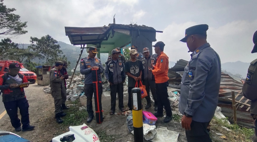 Pergerakan Tanah di Banjarwangi Garut Robohkan Satu Rumah, Empat Bangunan Lain di Bawah Tebing Terancam Longsor Susulan