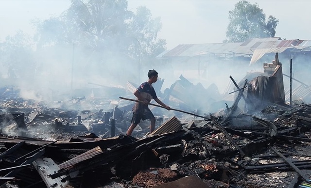 Polisi Periksa Saksi dan Amankan Dua Potong Kayu Terbakar untuk Selidiki Kebakaran Tiga Rumah di Batola