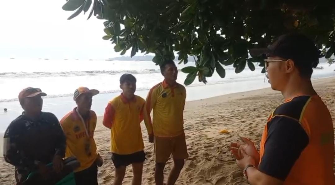 Tim Gabungan Basarnas dan Polsek Carita Cari Wisatawan Tangerang yang Hilang Terseret Arus di Pantai Lippo