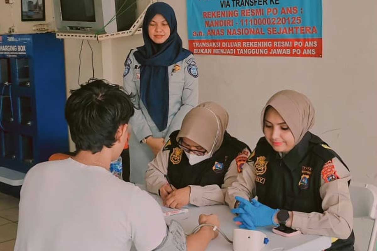 Jasa Raharja Sumbar dan Bidokes Polda Periksa Kesehatan Sopir Bus PT ANS di Padang demi Keselamatan Penumpang