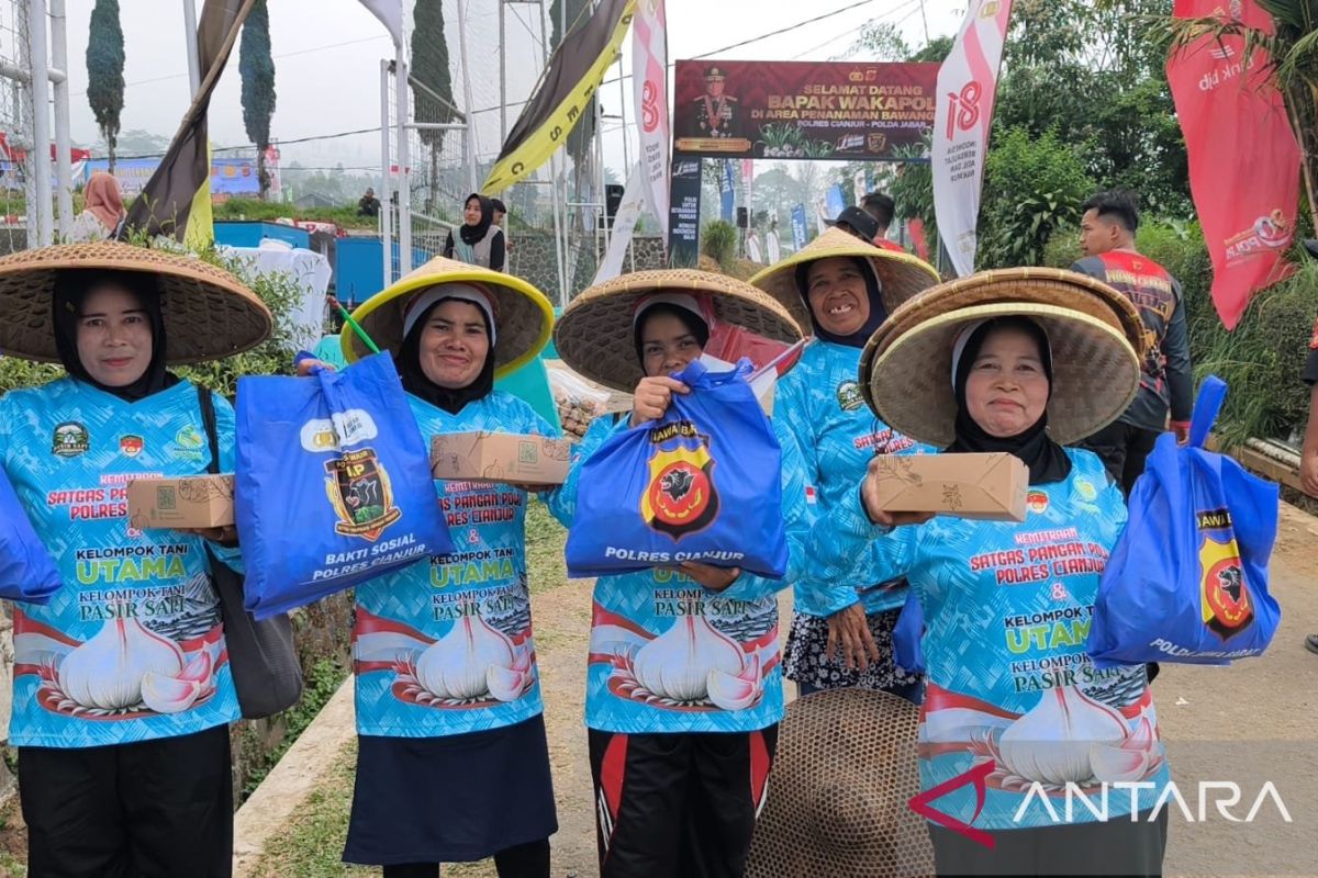 Wakapolri Komjen Pol Dedi Prasetyo Salurkan Bantuan untuk 1.000 Petani Bawang Putih di Cianjur