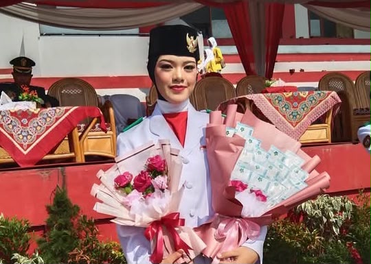 Nadia, Remaja 16 Tahun Asal Arga Makmur, Sukses Bawa Baki Bendera di Upacara HUT RI ke-81 Bengkulu Utara
