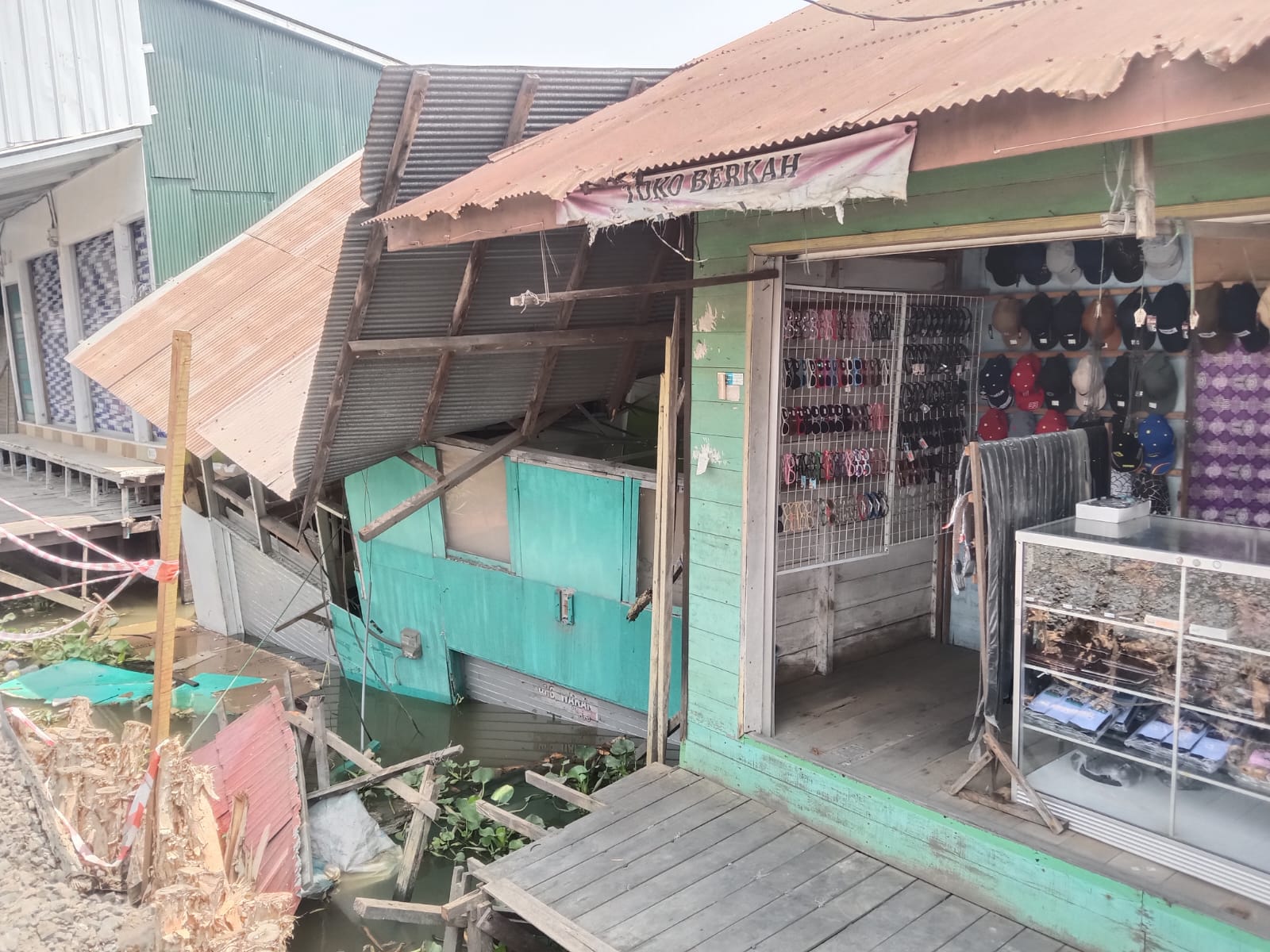 6 Ruko Ambruk di Banjarmasin, 3 Lainnya Miring dan Terancam Roboh Susulan
