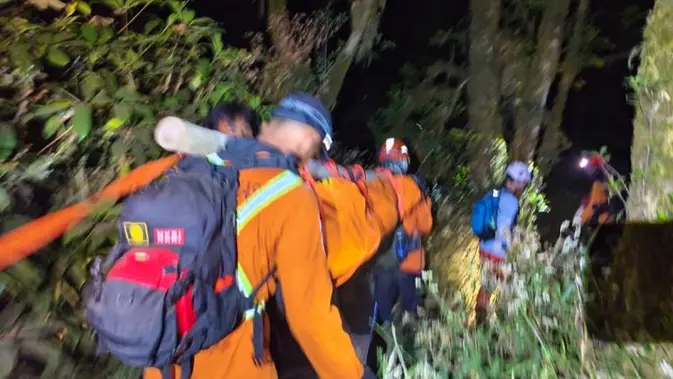 Pendaki 16 Tahun Asal Brebes Ditemukan Tewas di Dasar Kawah Gunung Slamet, Evakuasi Berlangsung Semalam