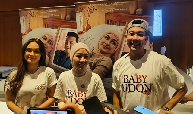 Roadshow Film Baby Udon di Banjarmasin, Denny Sumargo dan Caitlin Halderman Temui Penggemar di Duta Mall