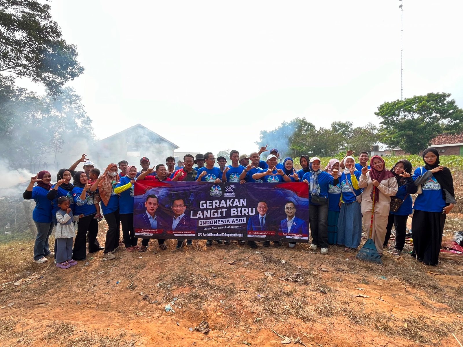 DPC Partai Demokrat Mesuji Gelar Gerakan Langit Biru Indonesia Asri, Bersihkan TPS dan Tanam Pohon di Desa Brabasan