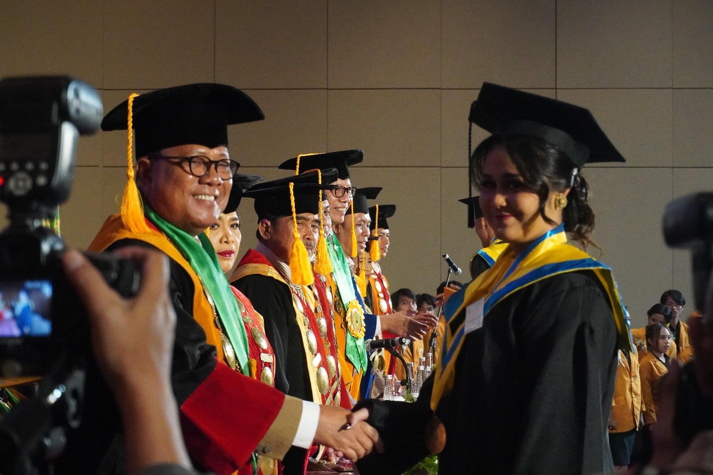 UPMI Bali Lepas 237 Wisudawan di Denpasar, Rektor Ingatkan Lulusan Harus Ciptakan Lapangan Kerja