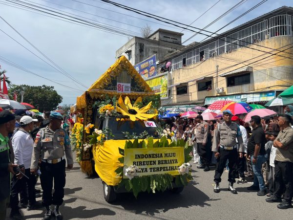 Polres Bireuen Amankan Pawai Karnaval HUT ke-81 RI, Ribuan Pelajar Meriahkan Jalanan Pusat Kota