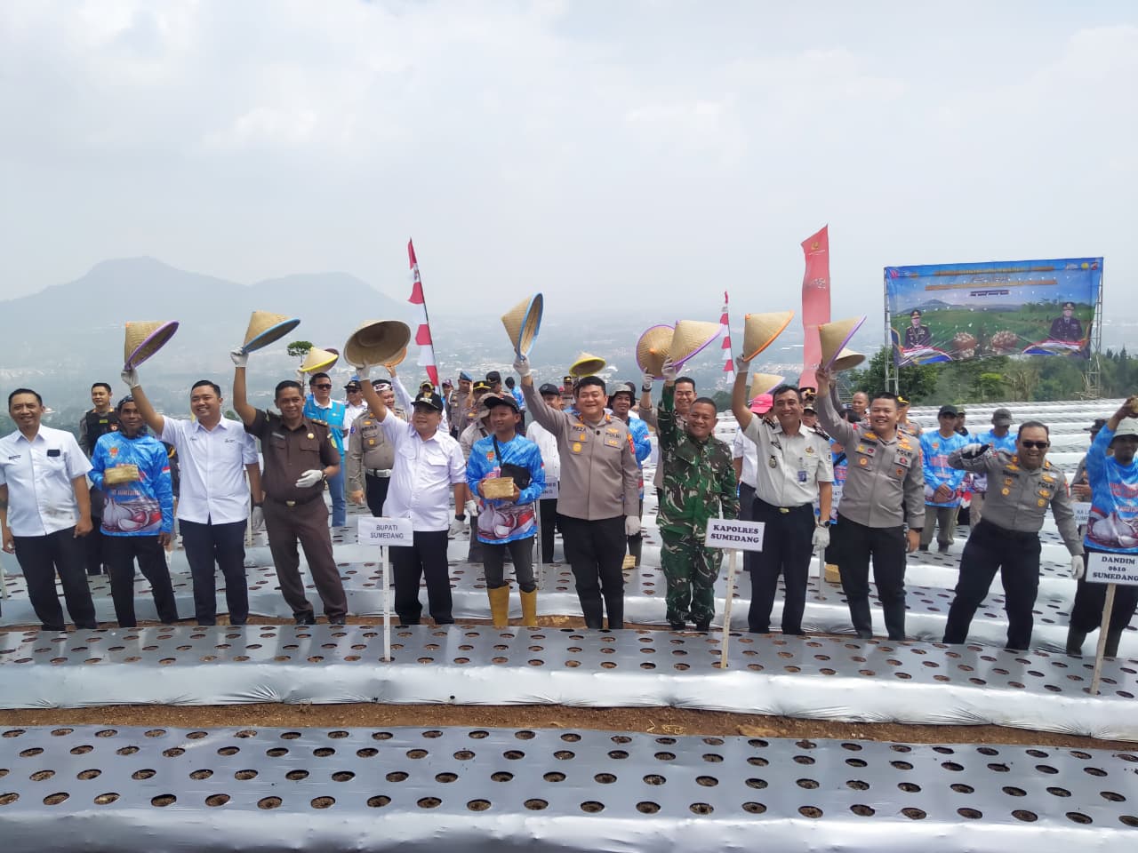 Kapolres Sumedang Pimpin Penanaman Bawang Putih Perdana di Lahan Cilembu, Target Ekspansi 5 Hektare