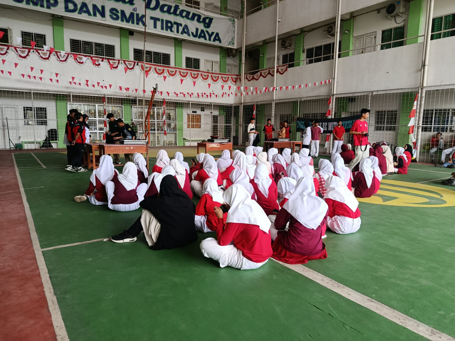 SMK Tirtajaya Depok Gelar Lomba Bongkar Ban Hingga Daily Vlog English untuk HUT ke-81 RI, Ratusan Siswa Ikut Semarak Kemerdekaan