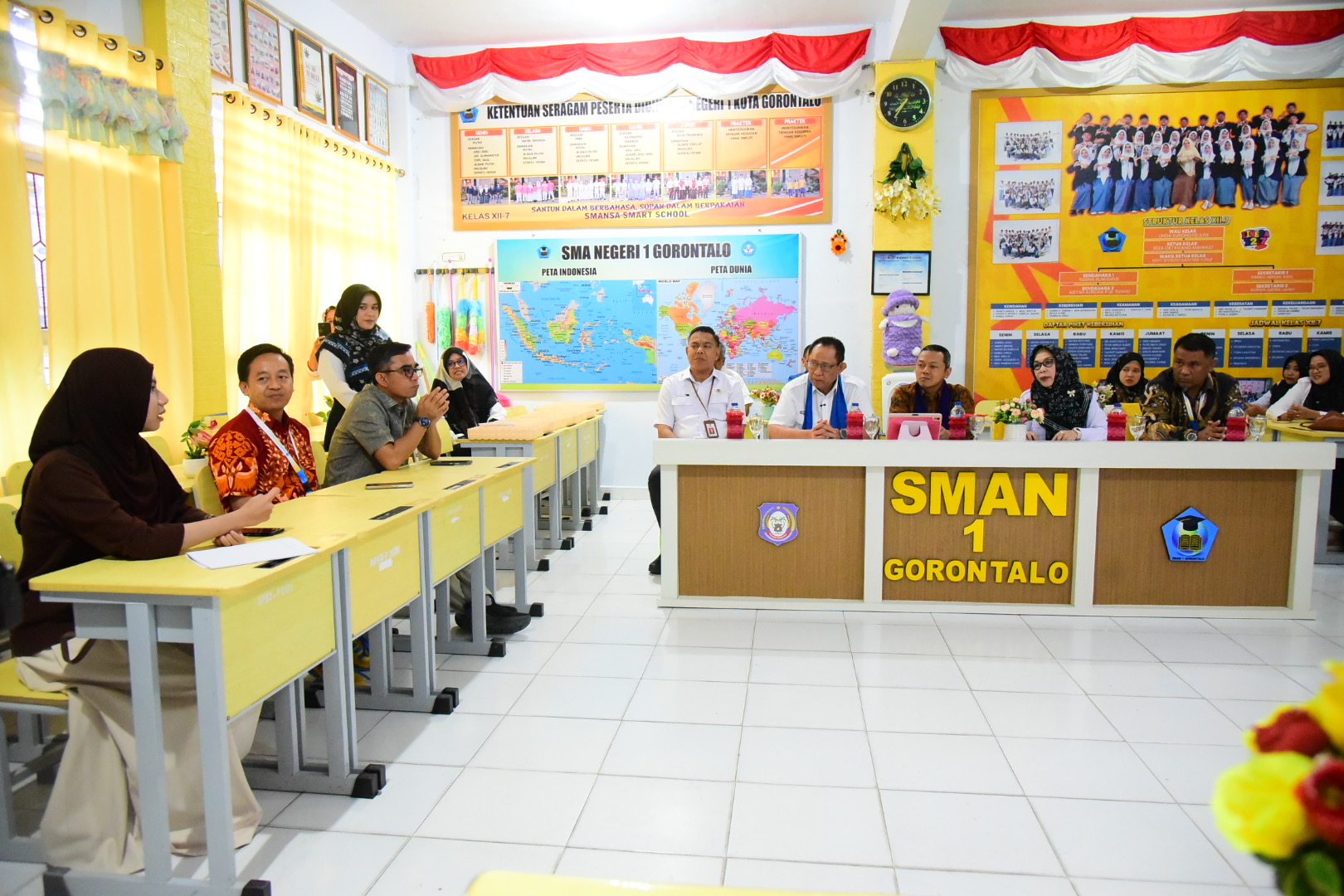 Wamen Dikdasmen Fajar Riza Ul Haq Tinjau PJJ di SMA Negeri 1 Gorontalo, Gubernur Gusnar Ismail Minta Penanganan Serius