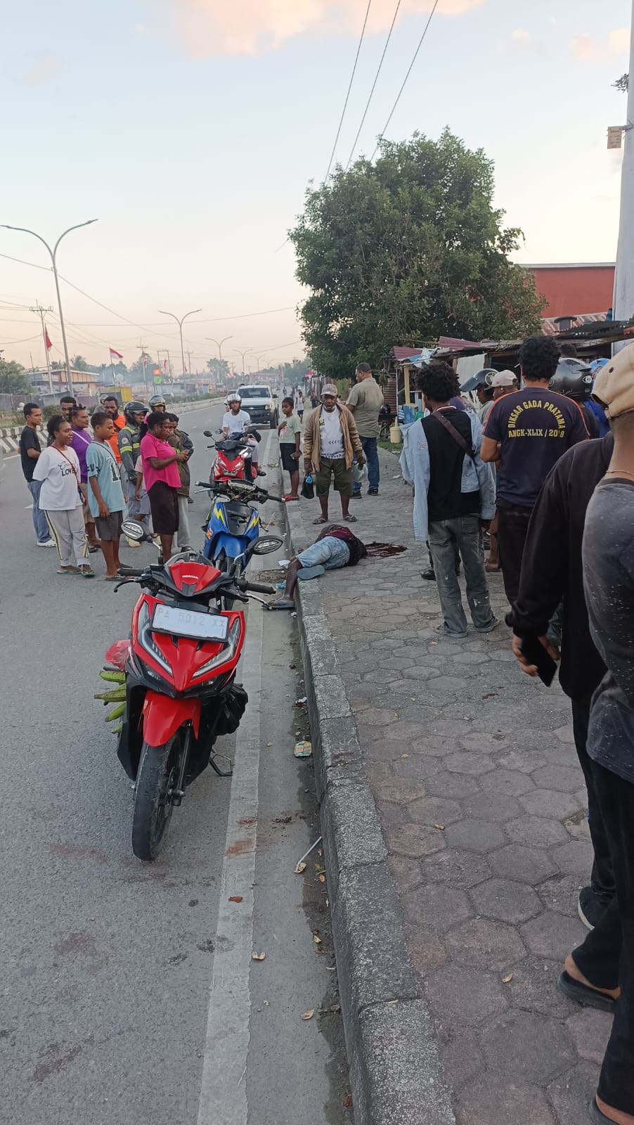 Polisi Selidiki Kematian Pria Berinisial PK yang Ditemukan Tergelar di Jalan Raya Depan Pondok Amor Timika