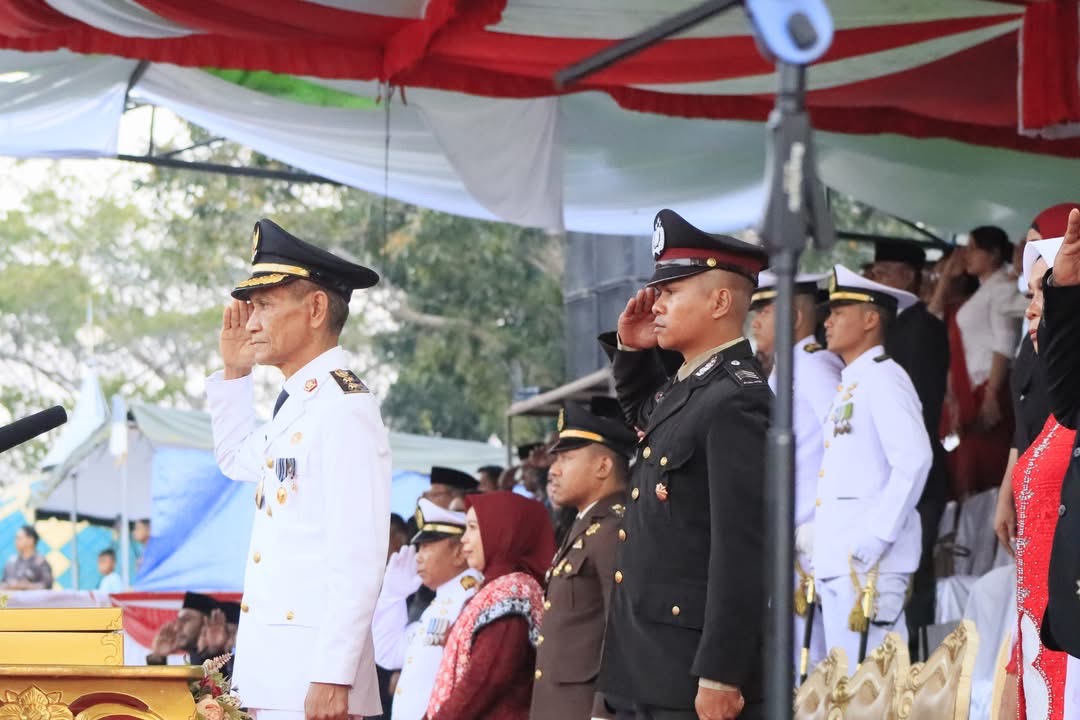 Wabup Kepulauan Aru Mohammad Djumpa Pimpin Upacara Penurunan Bendera, Ajak Warga Isi Kemerdekaan dengan Kerja Nyata