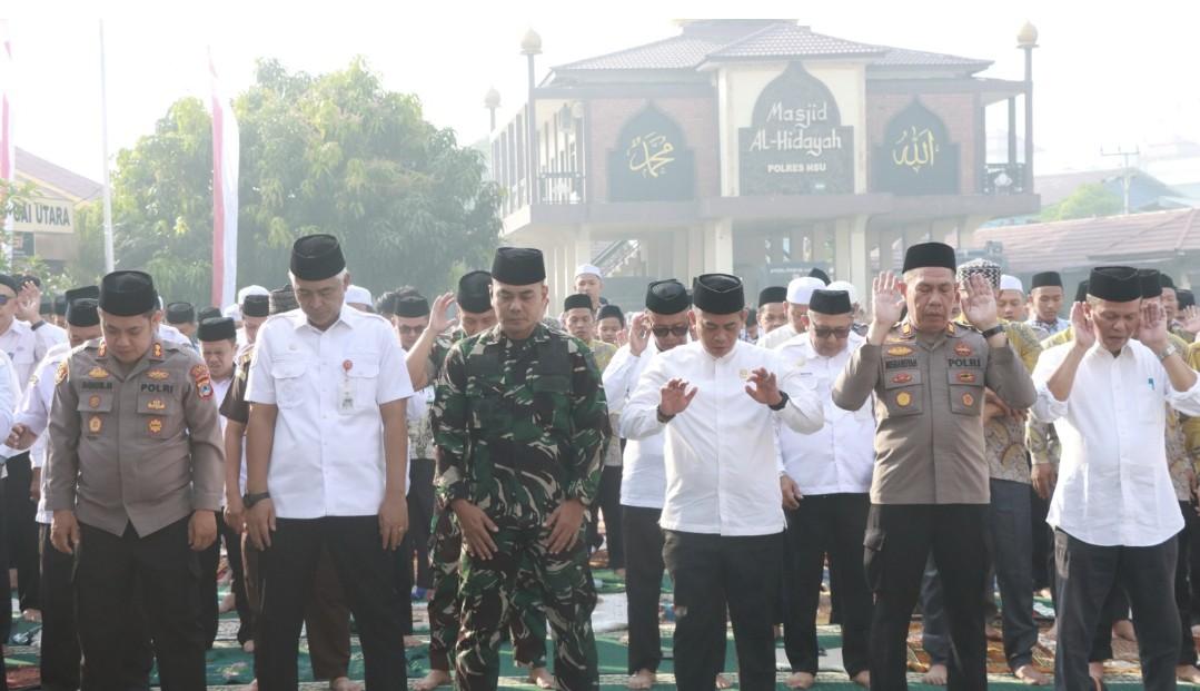 Ribuan Warga dan Forkopimda HSU Gelar Sholat Istisqa, Bersatu dalam Ikhtiar Memohon Hujan di Tengah Kemarau