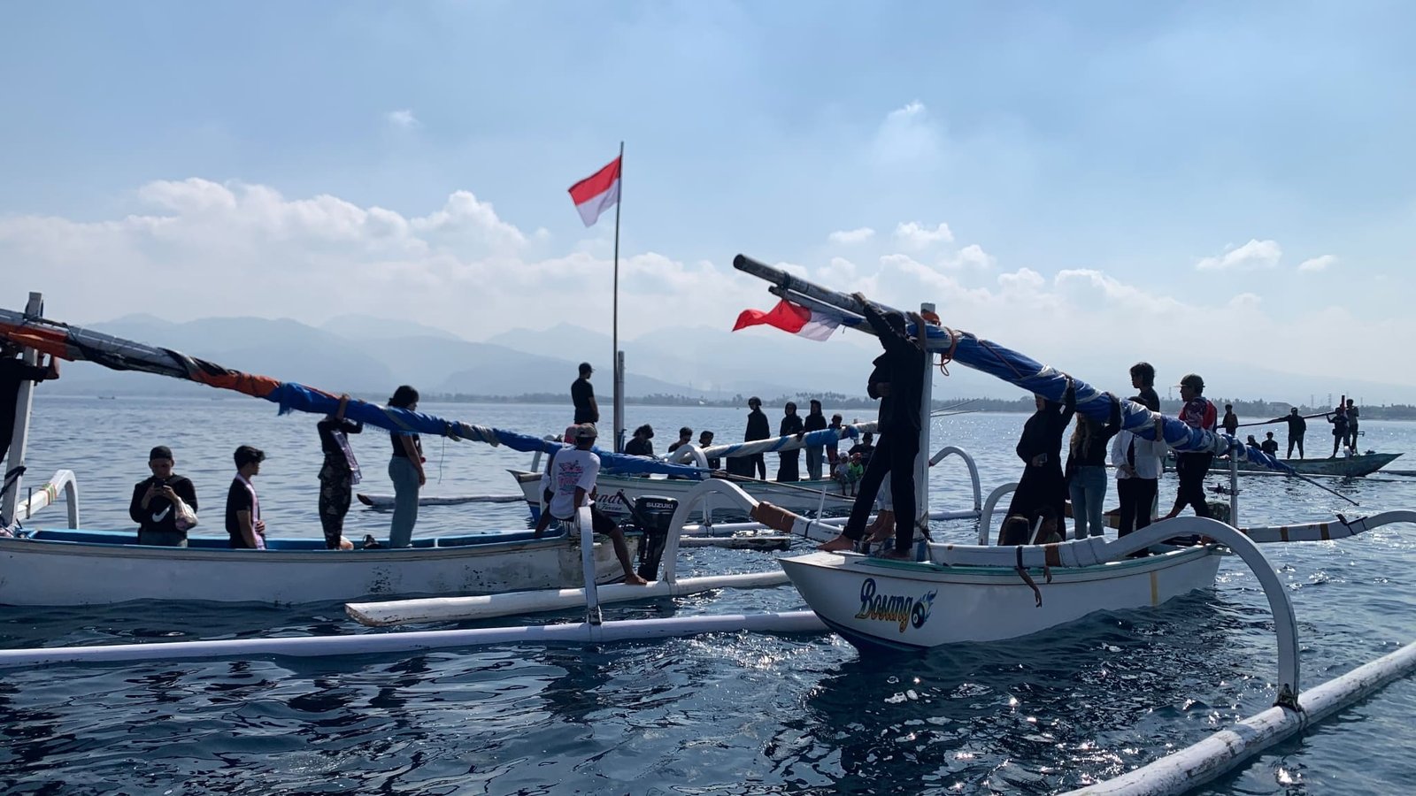 Larung Laut di Pantai Bintaro Ampenan jadi Ruang Refleksi, Kibarkan Merah Putih di Tengah Selat Lombok untuk Nelayan yang Hilang