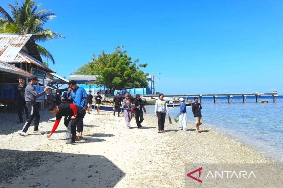 Komunitas Penyelam dan Mahasiswa UNG Angkat 50 Kilogram Sampah Plastik dari Pantai Botutonuo Bone Bolango