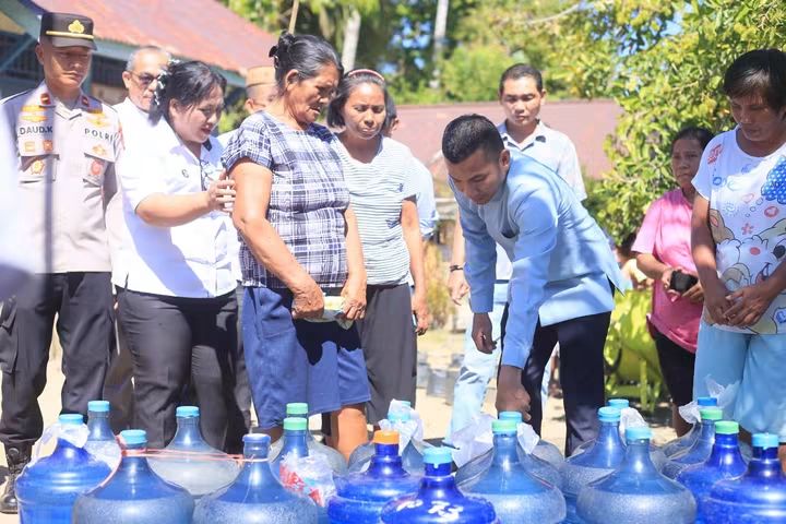 Kemarau di Bolaang Mongondow Utara, Wabup Aditya Pontoh Turun Langsung Salurkan Air Bersih ke Dua Desa