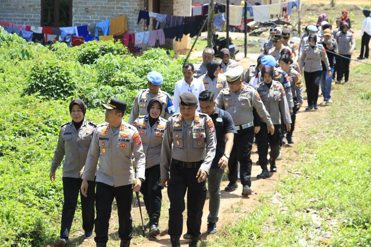 Polres Labuhanbatu Salurkan Bansos ke Warga Sakit Stroke dan Ginjal di Rantau Selatan, Ini Bentuk Kepedulian Polwan ke-78