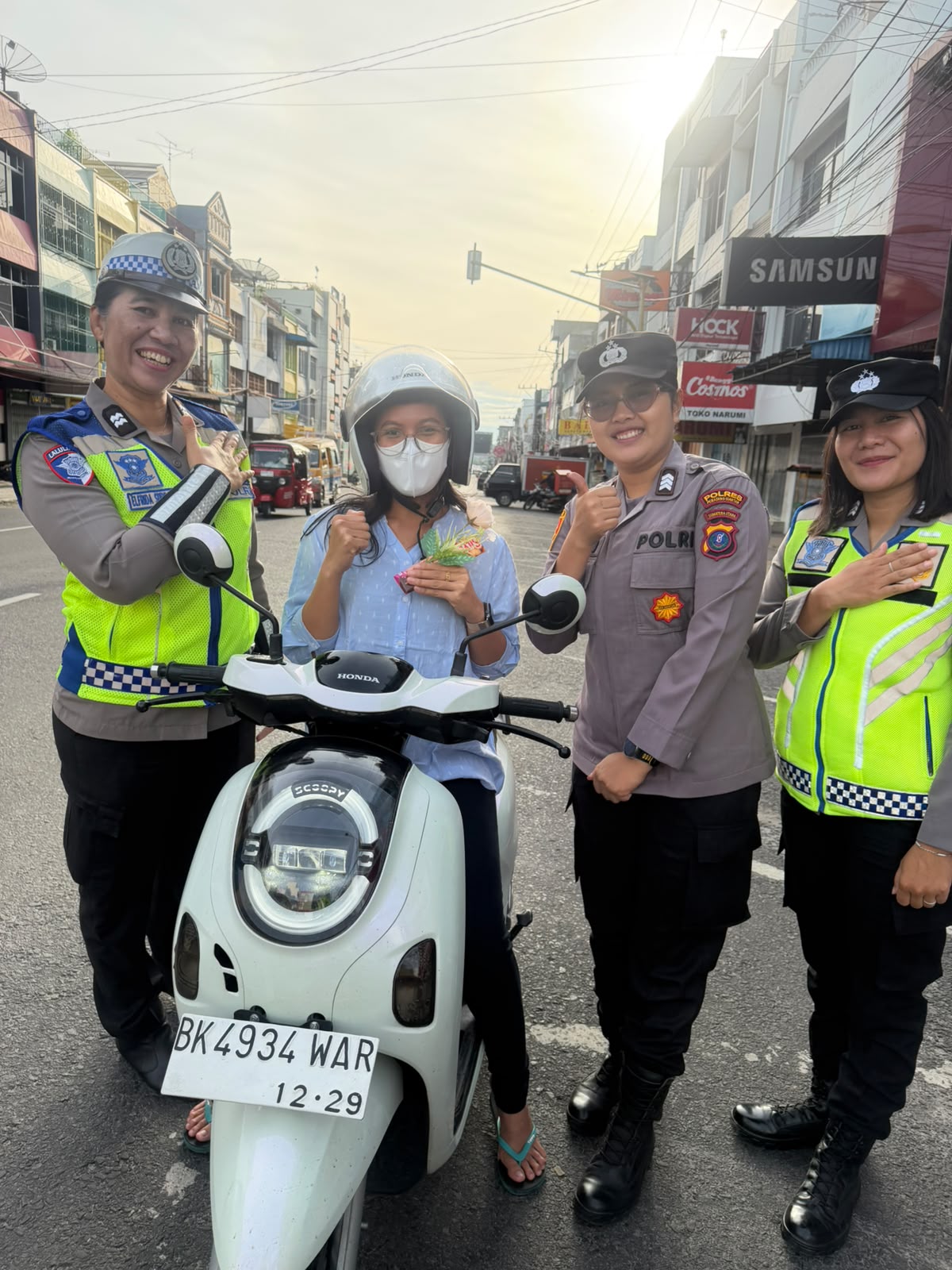 Polwan Polres Pematangsiantar Bagikan Bunga dan Coklat saat Gatur Lalin di Jalan Sutomo, Peringati HUT ke-78