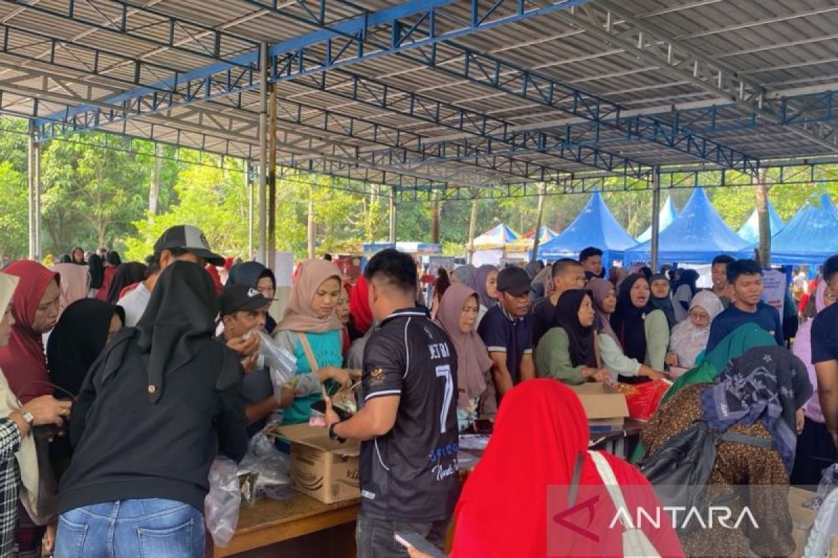 Pemkot Bengkulu Gelar Pasar Murah Rutin Tiap Bulan, Warga Antre Beli Beras SPHP dan Minyak Goreng di Halaman Balai Kota