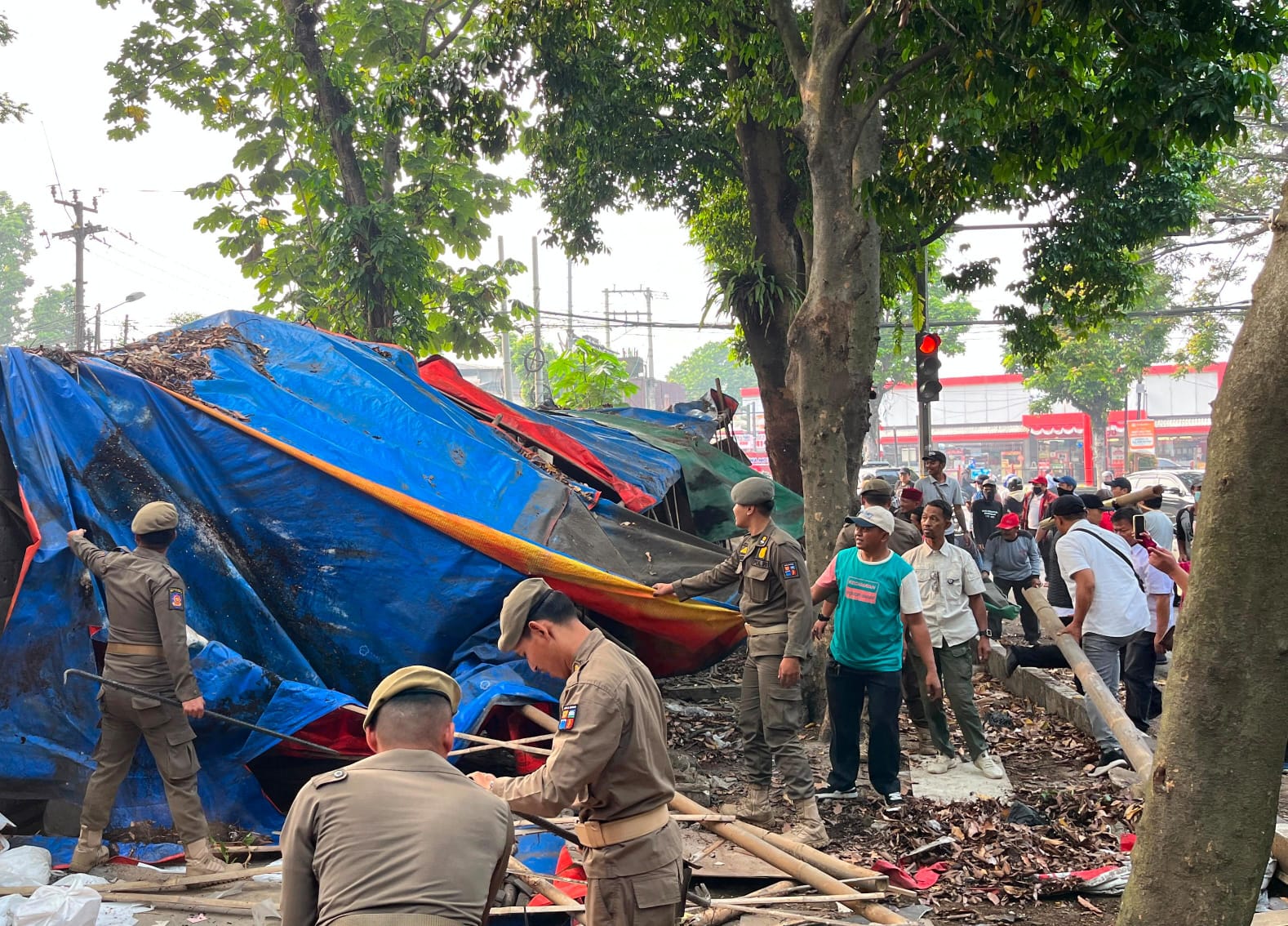 Satpol PP Kota Bogor Bongkar 86 Lapak PKL di Jalan Raya Cifor Bubulak, 60 Persen Dibongkar Mandiri