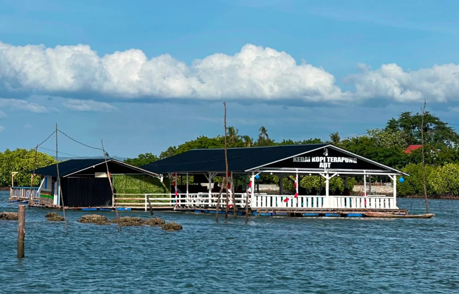 Kedai Kopi Terapung di Banda Aceh Naik Perahu Kayu, Pengunjung Disuguhi Pemandangan Laut Ulee Lheue