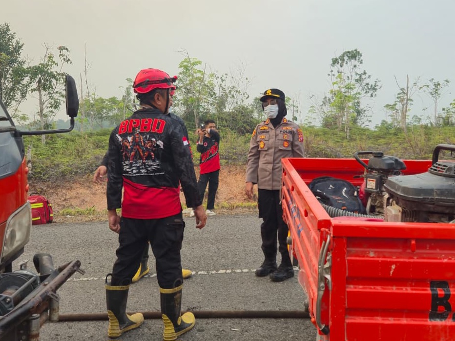 Kapolres Gunung Mas AKBP Arum Sari Puspita Dewi Turun Langsung Pimpin Pemadaman Karhutla di Jalan Lintas Tewah-Kurun